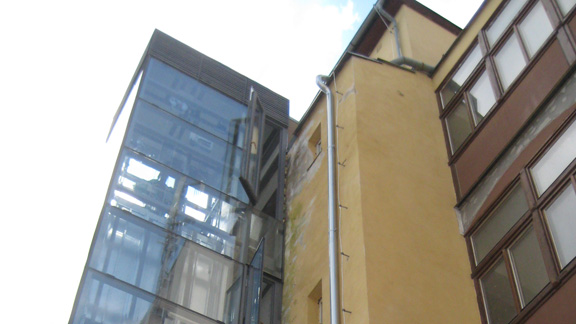 Přístavba výtahové šachty k bytovému domu, Praha 2, Masarykova.